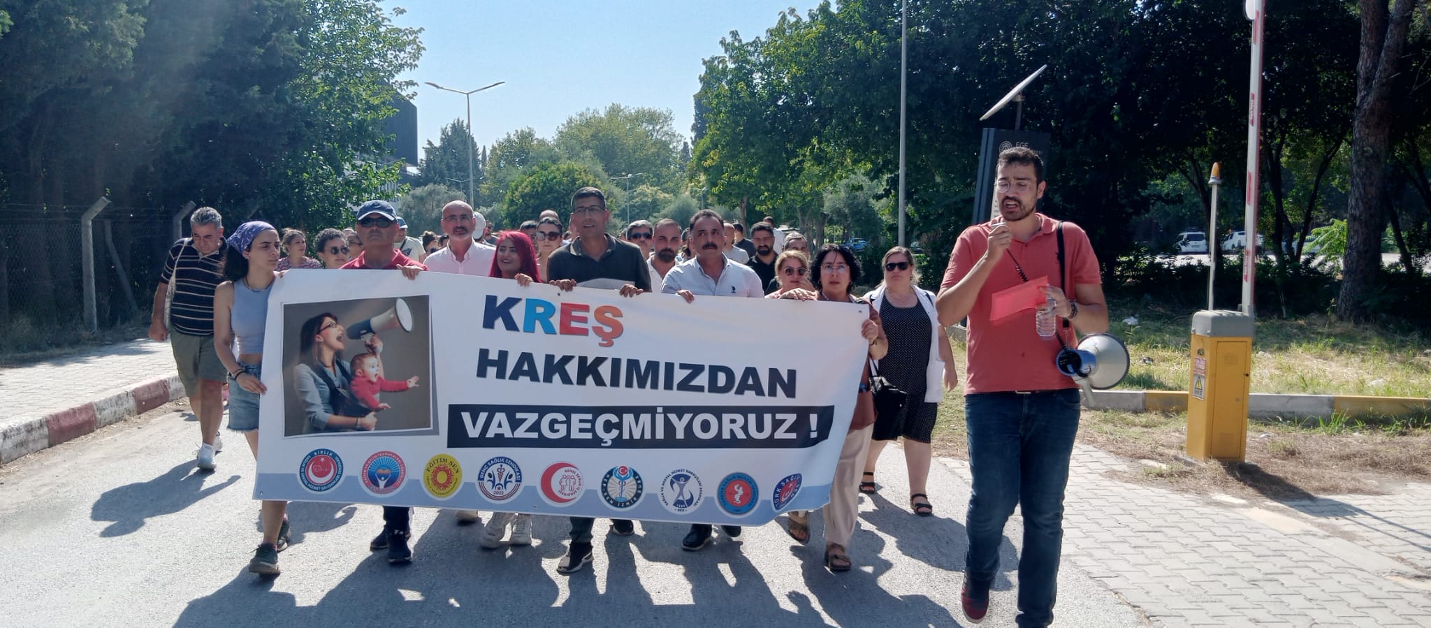 Ege Üniversitesi’nin Kurum Kreşini Kapatma Kararına Yürüyüş Eylemiyle İtiraz Ettik. 